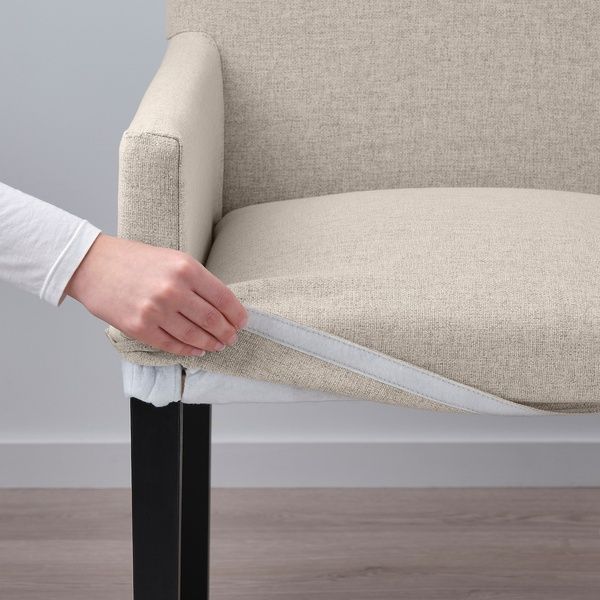 IKEA Стол + 4 стула с подлокотниками, дубовый шпон коричневой морилки/Гуннаред бежевый черный M&Ouml;RBYL&Aring;NGA / M&Aring;REN&Auml;S, 295.200.95 29520095 фото